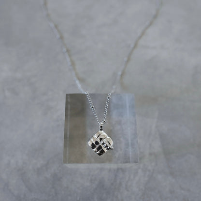 Enishi - a leaf-shaped knot